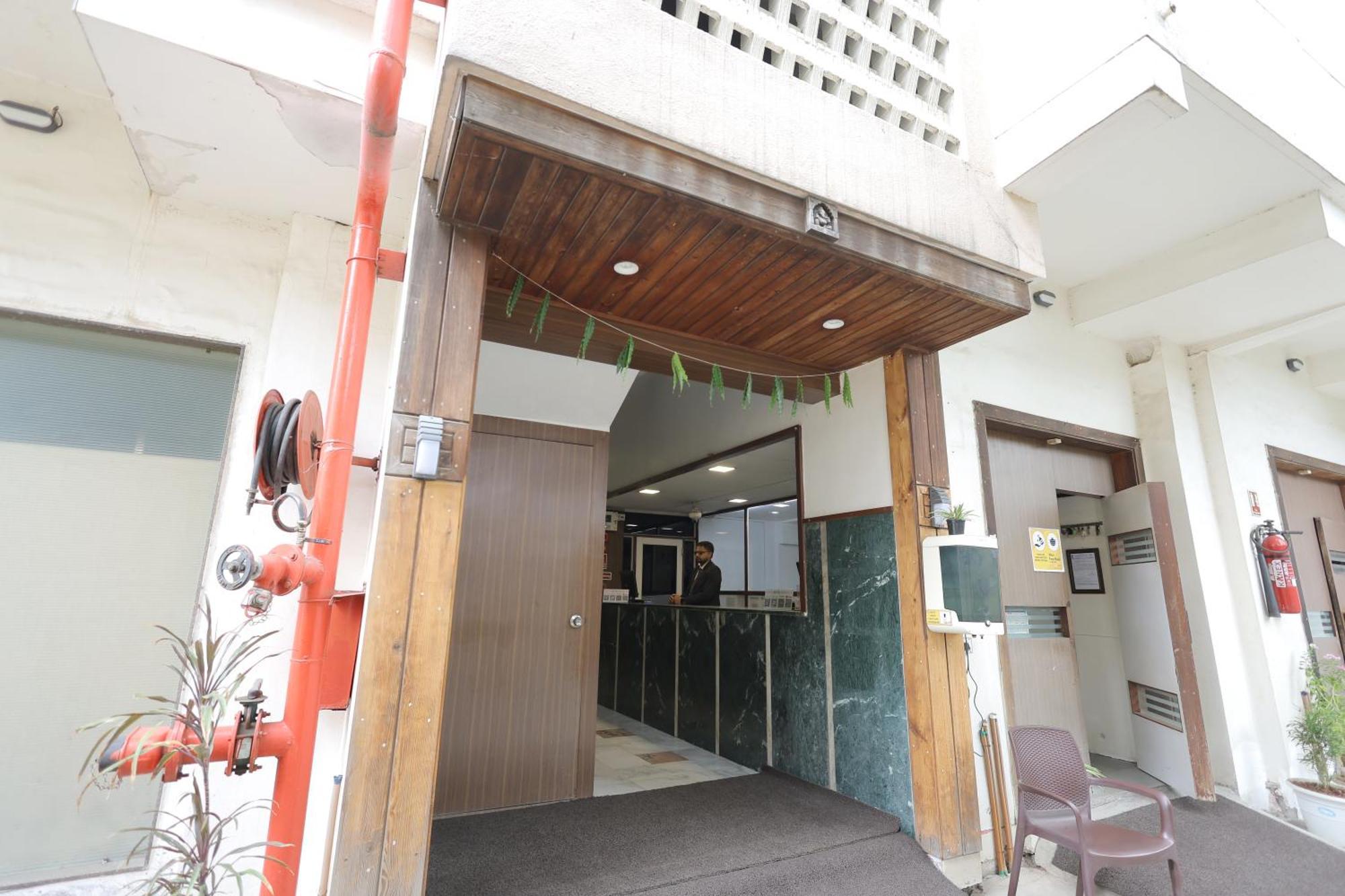 Hotel Hospice Surat Exterior foto