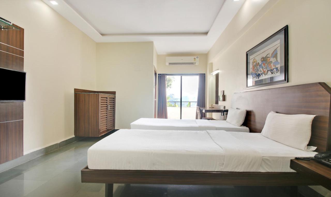 Hotel Hospice Surat Exterior foto